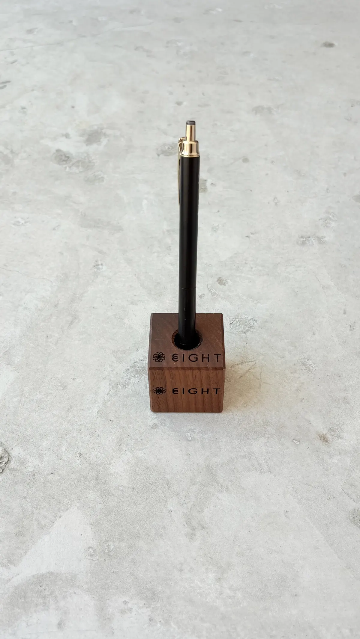 EIGHTロゴを加工した木製サンプル